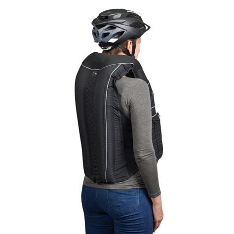 Gilet airbag B'Safe indossato da un ciclista