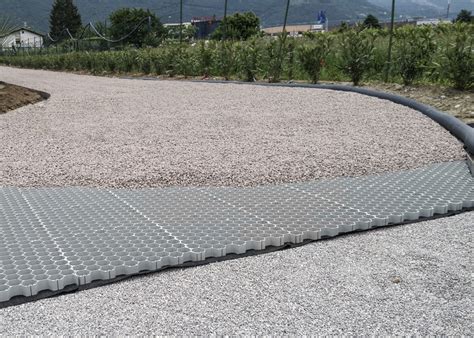 Giardino con pavimentazione in ghiaia stabilizzata