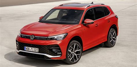 Volkswagen Tiguan terza generazione vista posteriore con striscia LED