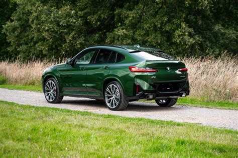 BMW X4 verde lima dinamica su strada