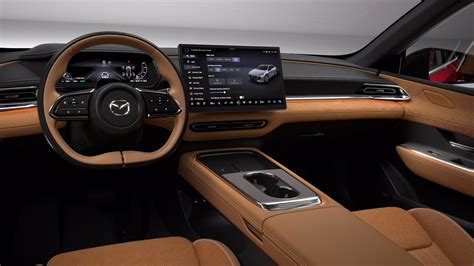 Interni della Mazda CX-6e con il grande display