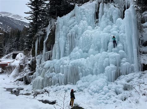 Cascata di ghiaccio durante un'arrampicata