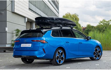 Opel Astra Sports Tourer con accessori per il bagagliaio