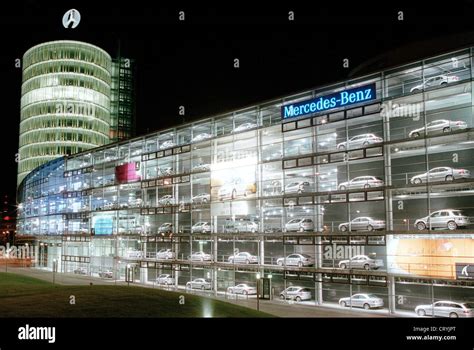 Concessionaria Mercedes-Benz a Monaco di Baviera con modelli in esposizione