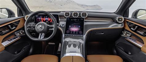 Interni lussuosi di un'auto Mercedes-Benz con display digitale