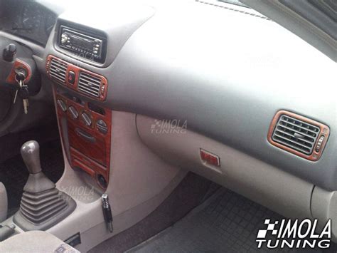 Toyota Corolla 2004 con cruscotto aperto per installazione autoradio