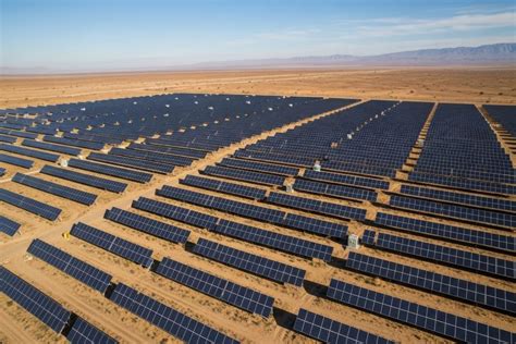 Veicoli solari che corrono nel deserto australiano
