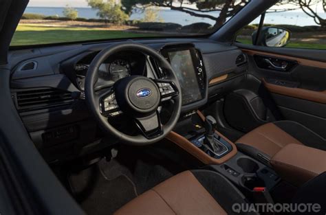 Interni Subaru Forester con display verticale