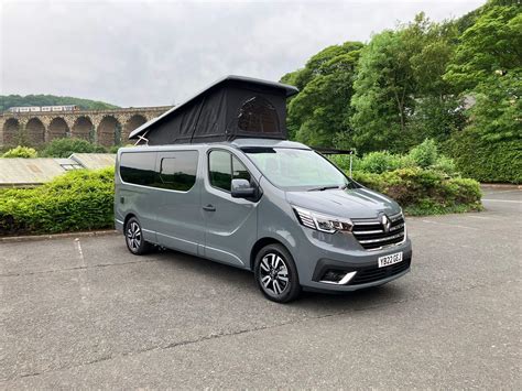 Renault Trafic allestito come camper con tenda posteriore aperta