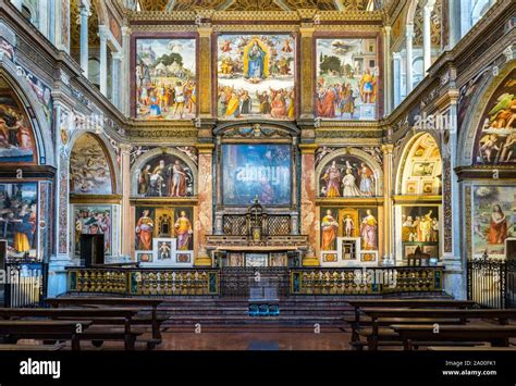 Interno di una chiesa antica con affreschi e arredi sacri