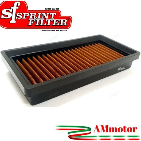 Immagine di un filtro aria Sprint Filter P037 in azione con gocce d'acqua