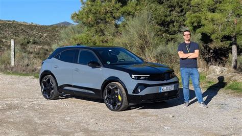 Opel Mokka su strada innevata con catene da neve