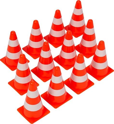 Coni stradali arancioni e bianchi su una pista di allenamento
