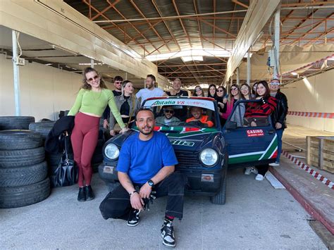 Gimkana automobilistica con auto sportive che superano ostacoli