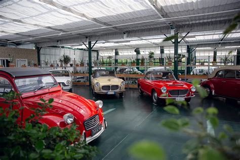 Una collezione di auto storiche parcheggiate