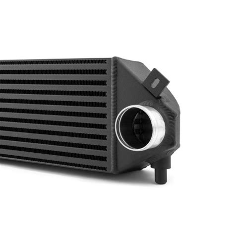 Intercooler maggiorato installato in un vano motore