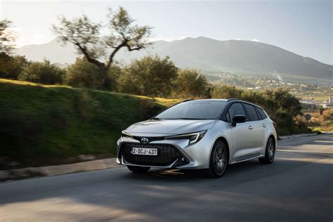 Toyota Corolla in movimento su strada tortuosa