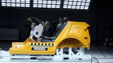 Confronto crash test auto con e senza roll-bar