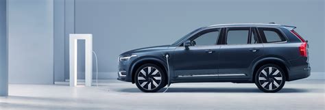 Volvo XC90 Plug-in Hybrid in un contesto urbano