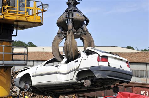 Processo di smontaggio auto in demolizione