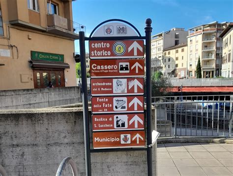 Segnaletica turistica multilingue a Vipiteno