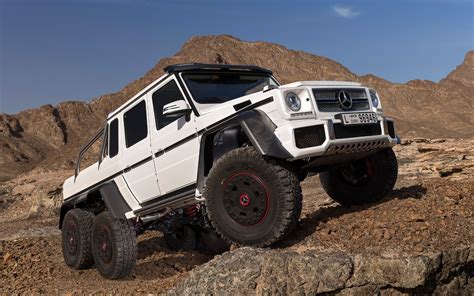 Mercedes-Benz G63 AMG 6x6 in azione su terreno accidentato