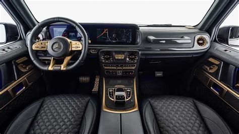 Interni lussuosi della Mercedes-Benz G63 AMG 6x6 con dettagli in pelle e carbonio