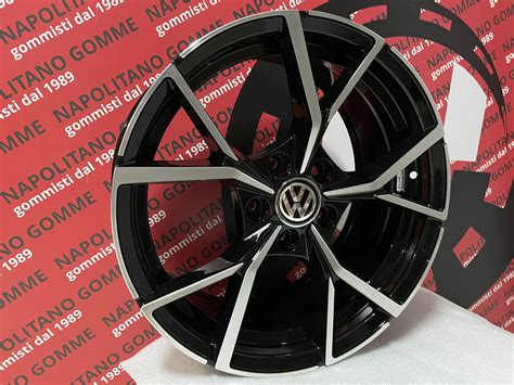 Volkswagen Golf GTI vista laterale con cerchi da 19 pollici