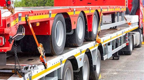 Sistema di ancoraggio per carico su veicolo industriale