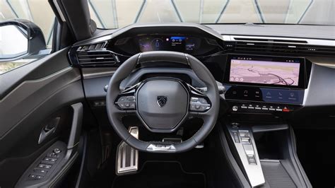 Interni Peugeot i-Cockpit con volante compatto