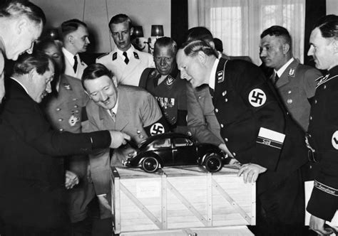 Adolf Hitler e Ferdinand Porsche davanti a un prototipo del Maggiolino