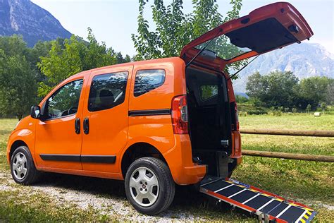 Auto con allestimento per disabili in un concessionario