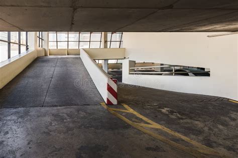 Immagine di una rampa di accesso a un parcheggio sotterraneo.