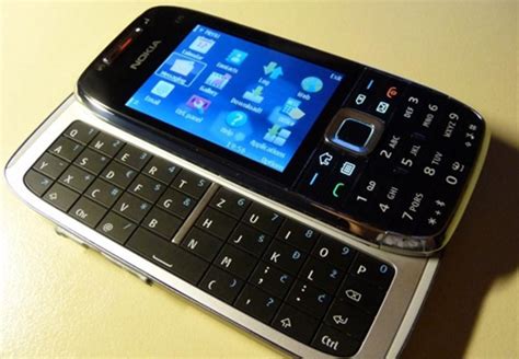 Meccanismo di apertura e tastiera QWERTY del Nokia E90