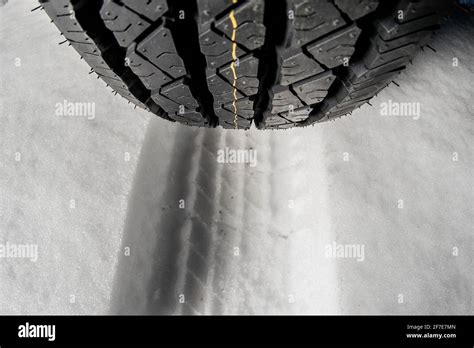 Primo piano del battistrada di uno pneumatico invernale con lamelle