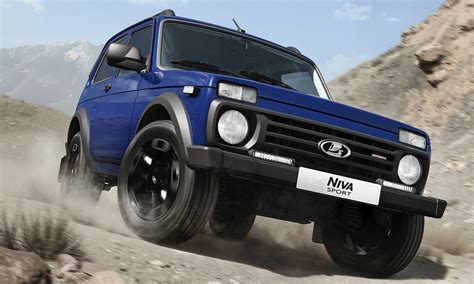 Lada Niva Travel in azione su un sentiero sterrato