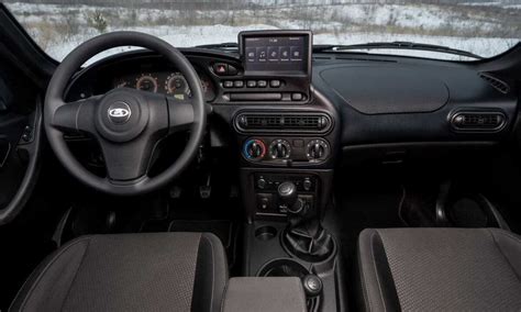 Interni della Lada Niva Travel con il sistema di infotainment