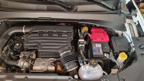 Immagine che mostra la posizione della batteria 12V nel vano motore della Fiat Panda Hybrid