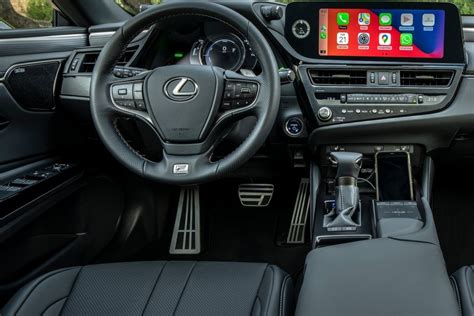 Interni della Lexus IS con schermo da 7 pollici