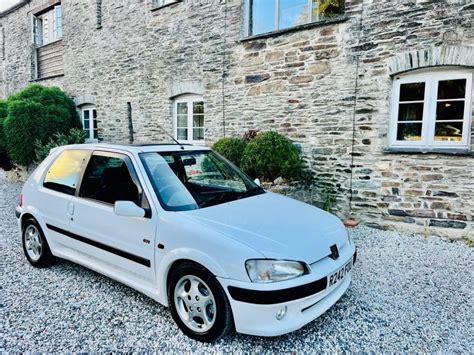 Interni di una Peugeot 106 GTI con focus sul pomello del cambio