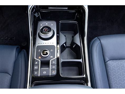 Interno della console centrale del KIA Sorento con comandi e vani portaoggetti