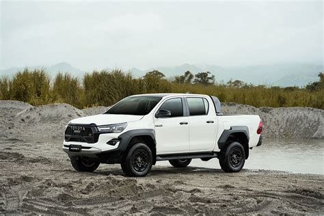 Toyota Hilux bianco in un paesaggio off-road