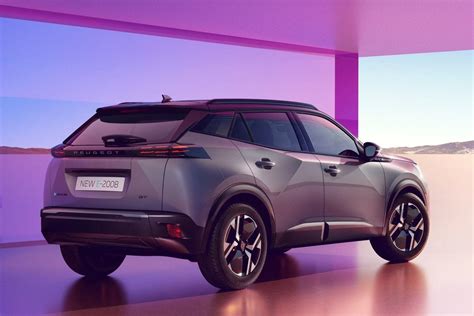 Veduta frontale e laterale della Peugeot 2008 in contesto urbano