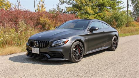 Vista laterale di una Mercedes-AMG C 63 Coupé