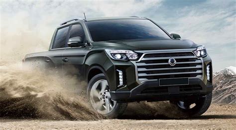 SsangYong Rexton Pickup in un paesaggio off-road