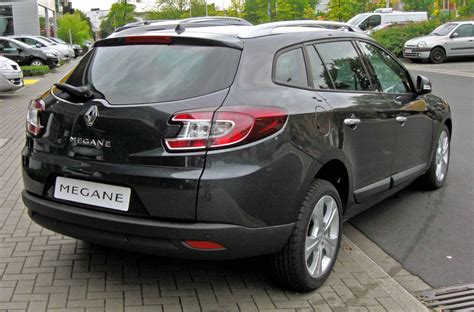 Renault Megane III in frenata con beccheggio