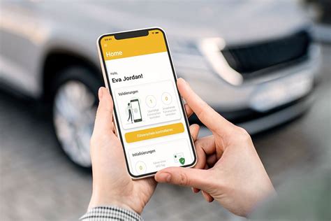 Persona che controlla un'auto a noleggio con lo smartphone