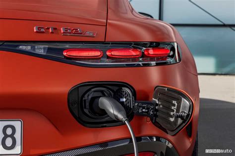 Dettaglio presa di ricarica posteriore Mercedes-AMG GT Coupé4