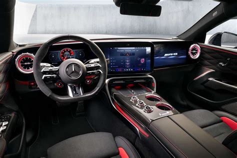Interni Mercedes-AMG GT Coupé4 con volante AMG Performance