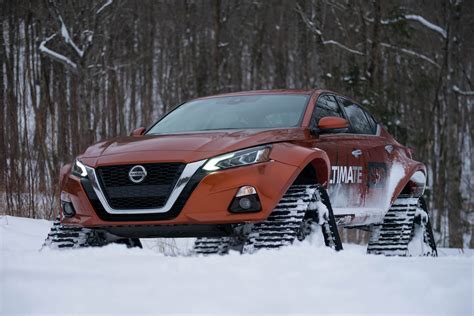 Nissan Altima con cingoli